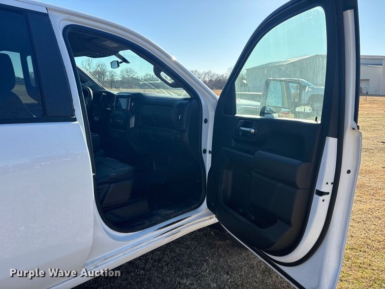 image for item FI0115 2022 Chevrolet Silverado 3500HD Crew Cab flatbed truck