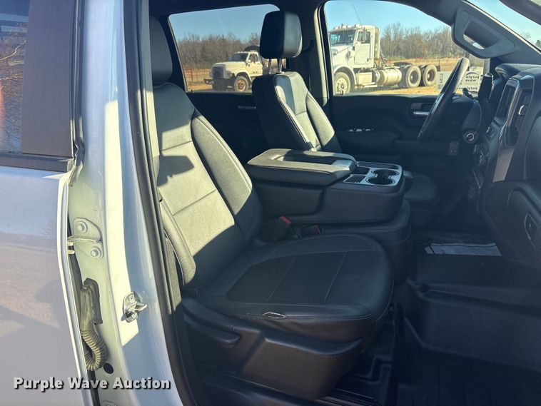 image for item FI0115 2022 Chevrolet Silverado 3500HD Crew Cab flatbed truck