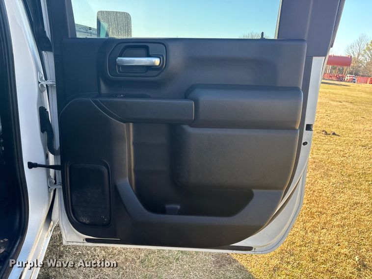 image for item FI0115 2022 Chevrolet Silverado 3500HD Crew Cab flatbed truck