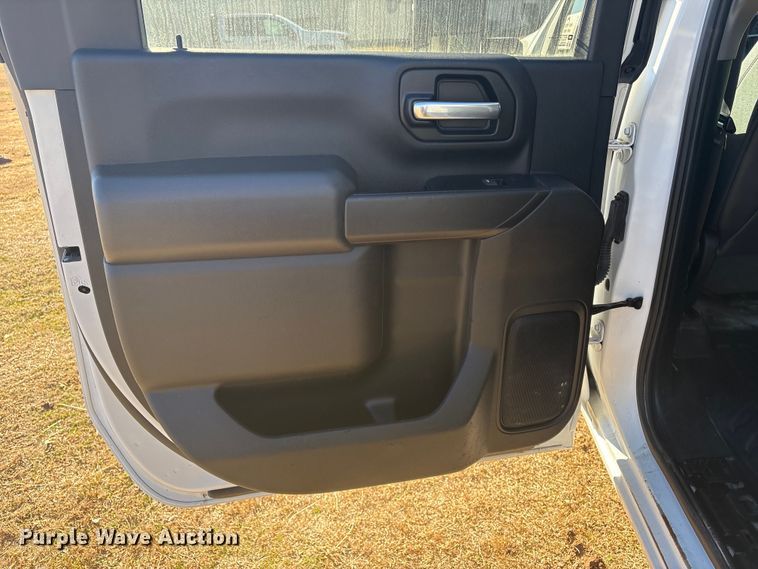 image for item FI0115 2022 Chevrolet Silverado 3500HD Crew Cab flatbed truck