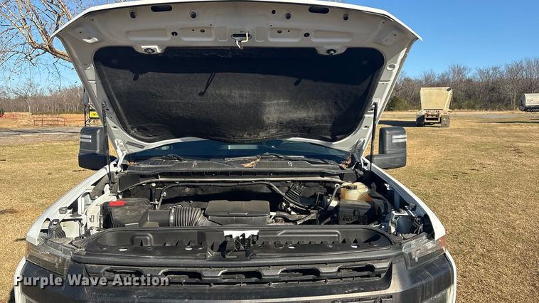 image for item FI0115 2022 Chevrolet Silverado 3500HD Crew Cab flatbed truck