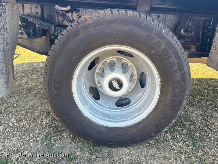 image for item FI0115 2022 Chevrolet Silverado 3500HD Crew Cab flatbed truck