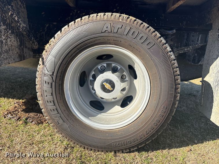 image for item FI0115 2022 Chevrolet Silverado 3500HD Crew Cab flatbed truck