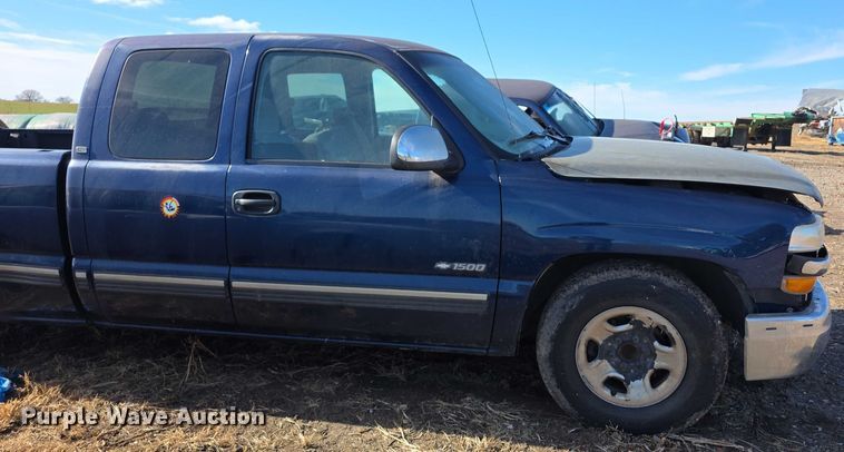 image for item FI0702 2000 Chevrolet Silverado 1500 Ext. Cab pickup truck