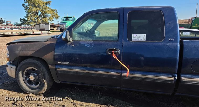 image for item FI0702 2000 Chevrolet Silverado 1500 Ext. Cab pickup truck