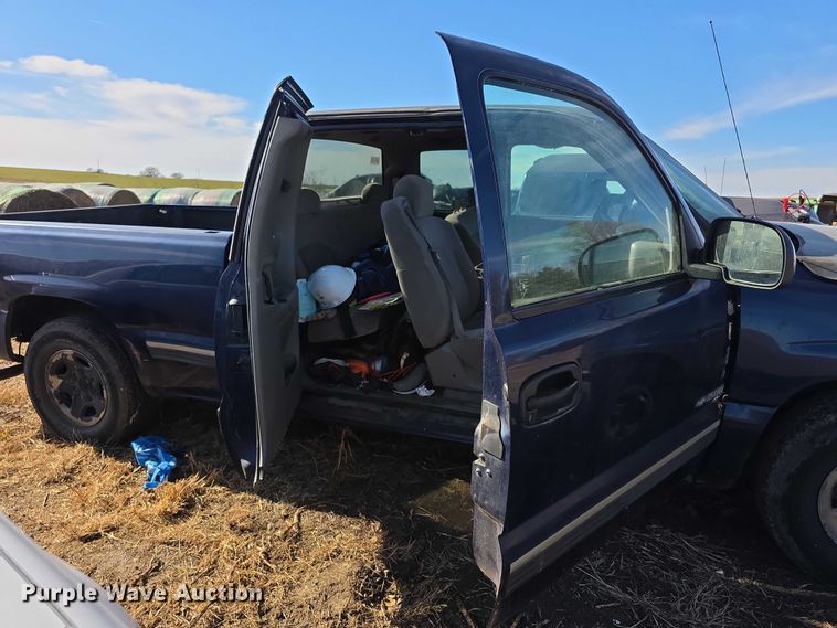 image for item FI0702 2000 Chevrolet Silverado 1500 Ext. Cab pickup truck