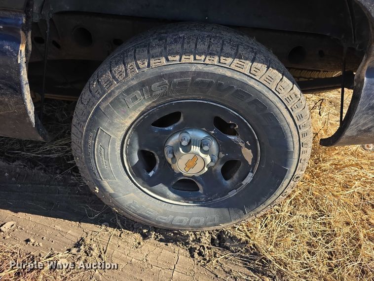 image for item FI0702 2000 Chevrolet Silverado 1500 Ext. Cab pickup truck