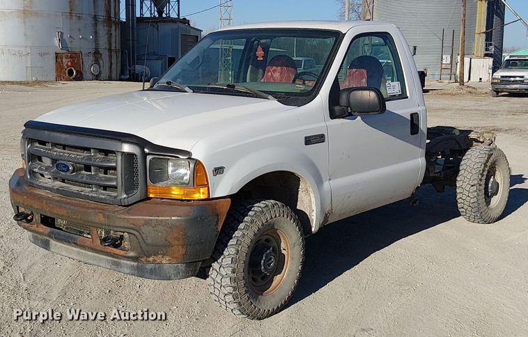 image for item FK0896 2001 Ford F250 SuperDuty pickup truck cab and chassis