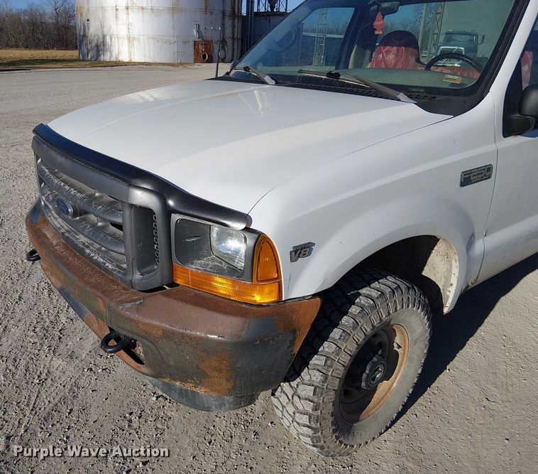 image for item FK0896 2001 Ford F250 SuperDuty pickup truck cab and chassis