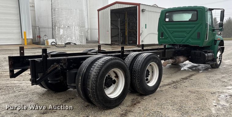 image for item FK1061 2008 International 4400 truck cab and chassis