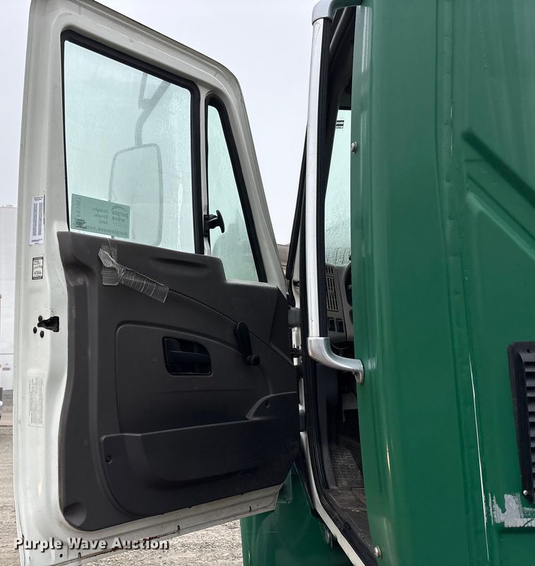 image for item FK1061 2008 International 4400 truck cab and chassis
