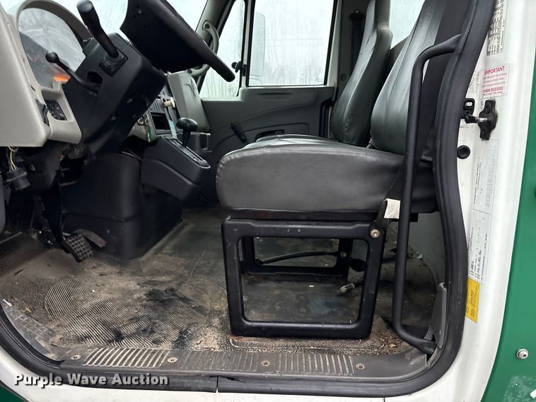 image for item FK1061 2008 International 4400 truck cab and chassis