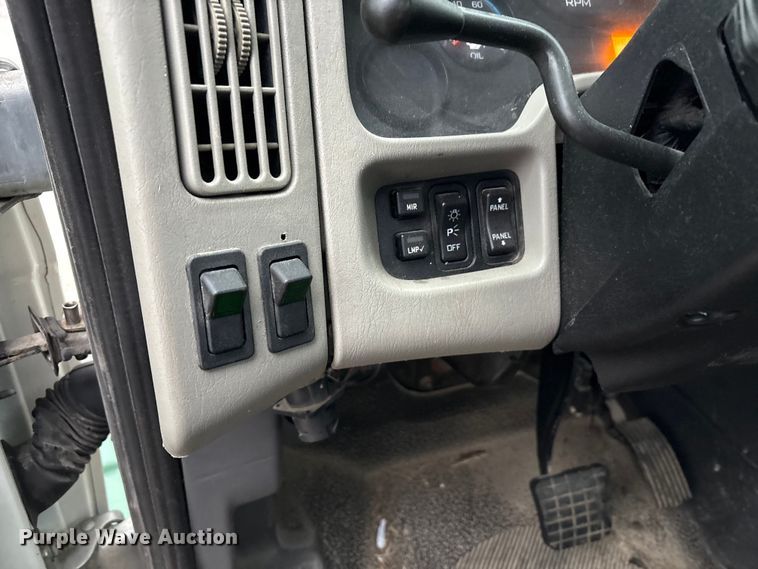 image for item FK1061 2008 International 4400 truck cab and chassis