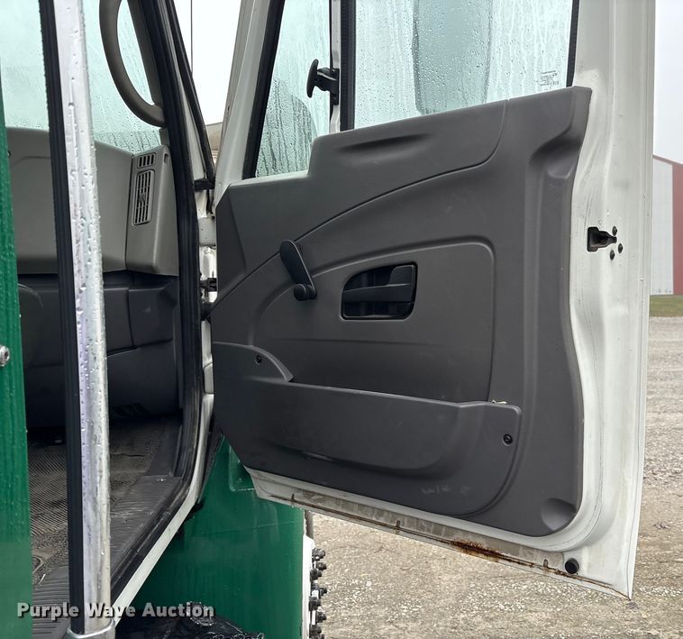 image for item FK1061 2008 International 4400 truck cab and chassis