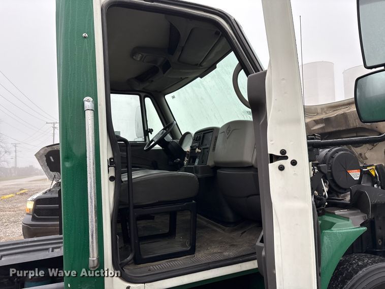 image for item FK1061 2008 International 4400 truck cab and chassis