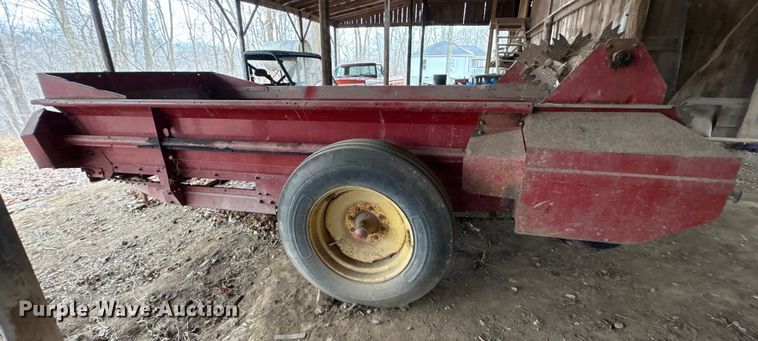 image for item FK1076 New Holland 155 manure spreader