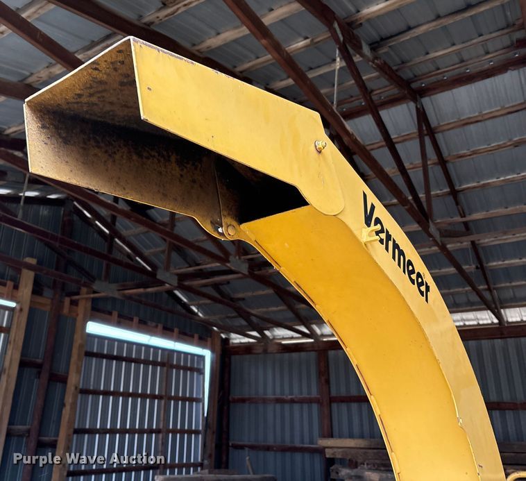 image for item FK1078 1999 Vermeer BC1000 wood chipper