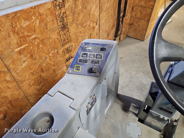 image for item FN5514 Advance HR 2800 floor scrubber