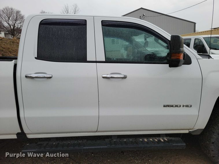 image for item NO9867 2017 Chevrolet Silverado 2500HD Crew Cab pickup truck