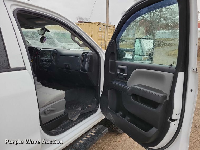 image for item NO9867 2017 Chevrolet Silverado 2500HD Crew Cab pickup truck