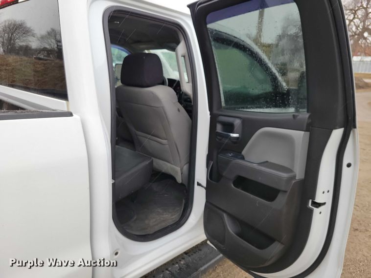 image for item NO9867 2017 Chevrolet Silverado 2500HD Crew Cab pickup truck