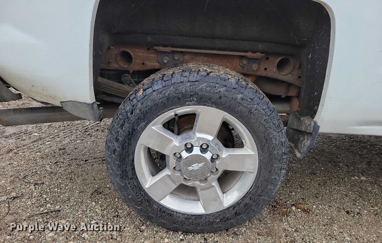 image for item NO9867 2017 Chevrolet Silverado 2500HD Crew Cab pickup truck