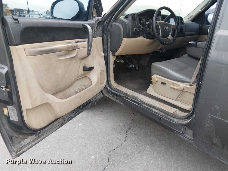 image for item YA1772 2011 Chevrolet Silverado 1500 Crew Cab pickup truck