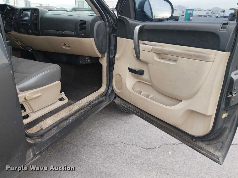 image for item YA1772 2011 Chevrolet Silverado 1500 Crew Cab pickup truck