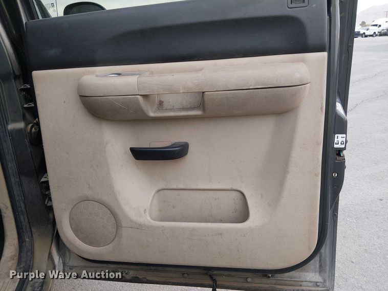 image for item YA1772 2011 Chevrolet Silverado 1500 Crew Cab pickup truck