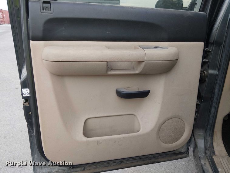 image for item YA1772 2011 Chevrolet Silverado 1500 Crew Cab pickup truck