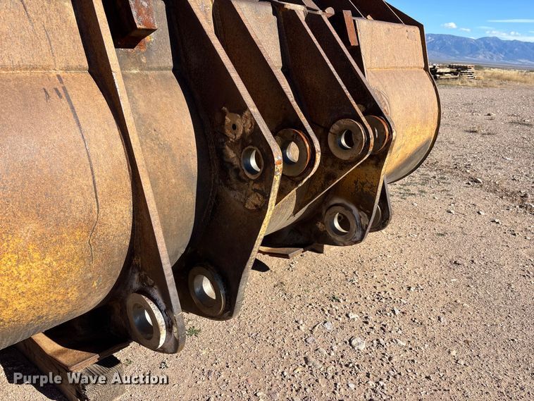 image for item DH8746 Rockland 1200 wheel loader bucket