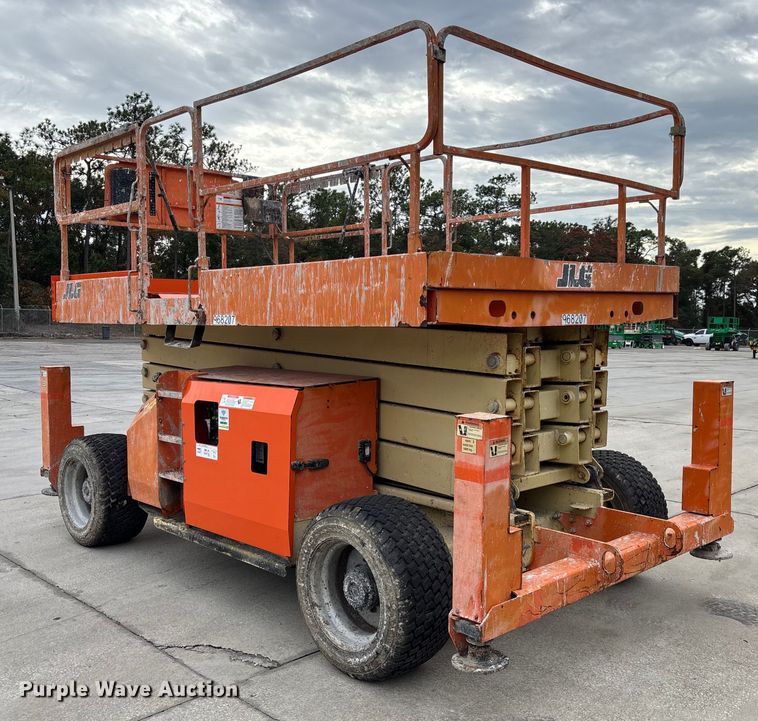 image for item DU0325 2015 JLG 4394RT scissor lift