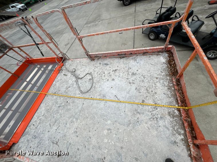 image for item DU0325 2015 JLG 4394RT scissor lift