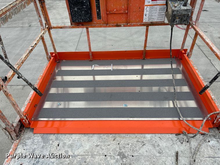 image for item DU0325 2015 JLG 4394RT scissor lift