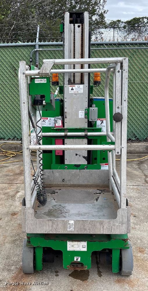 image for item DU0328 2016 Genie GR-20 vertical lift