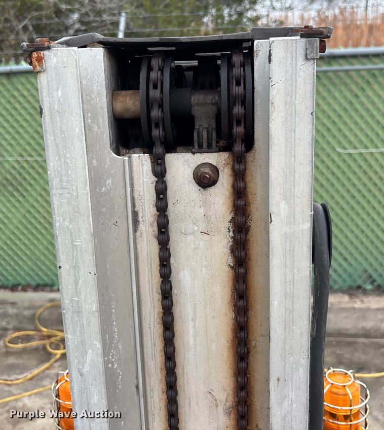 image for item DU0328 2016 Genie GR-20 vertical lift