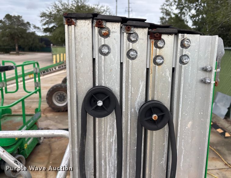 image for item DU0328 2016 Genie GR-20 vertical lift