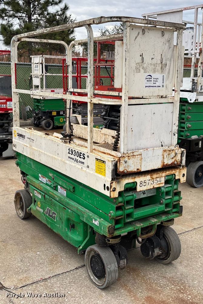 image for item DU0329 2016 JLG 1930ES scissor lift