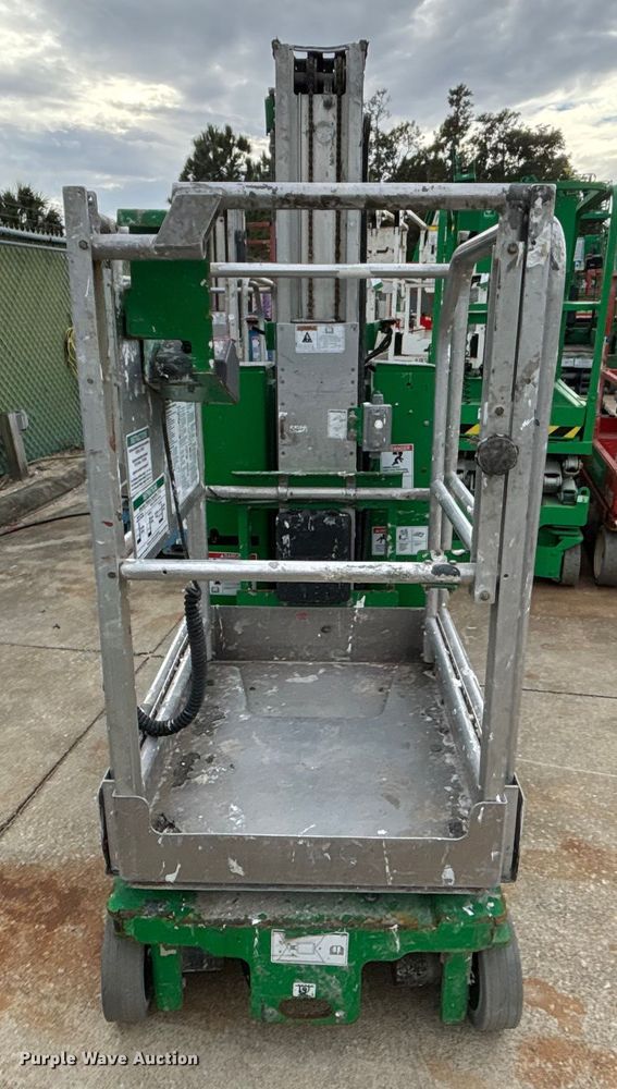 image for item DU0330 2016 Genie GR-20 vertical lift