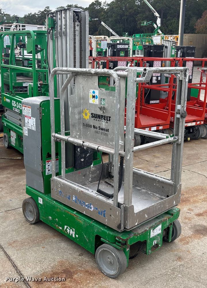 image for item DU0330 2016 Genie GR-20 vertical lift