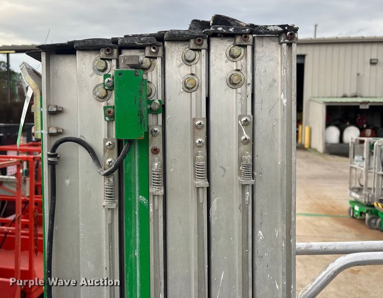 image for item DU0330 2016 Genie GR-20 vertical lift