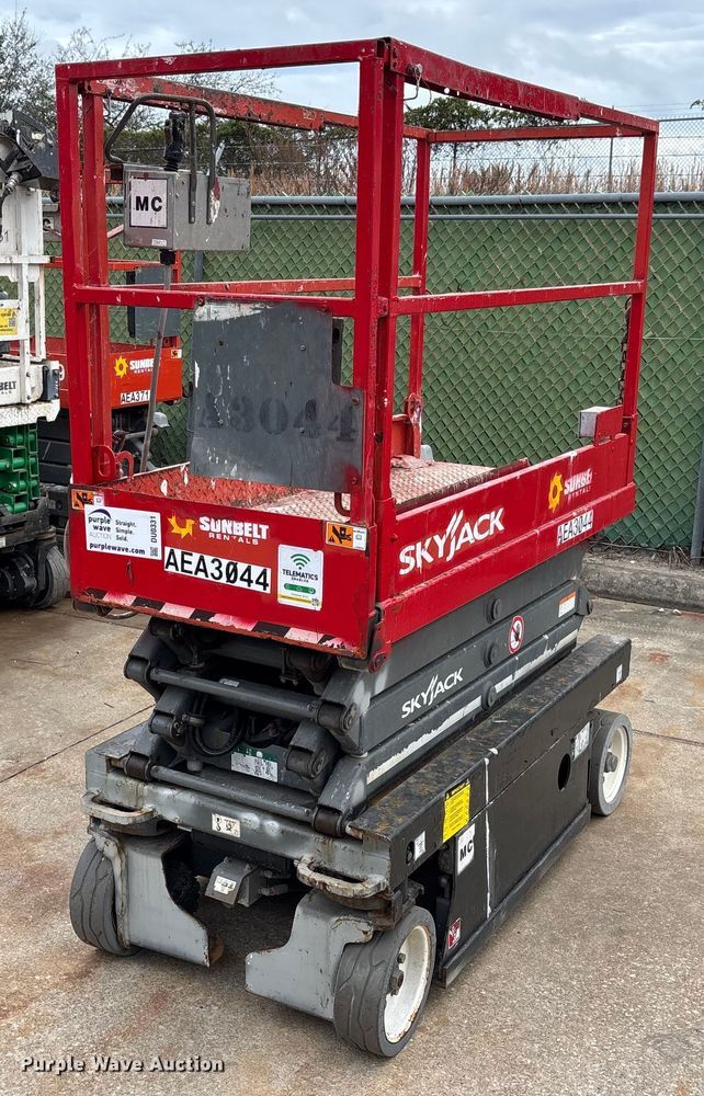 image for item DU0331 2017 SkyJack SJIII 3219 scissor lift
