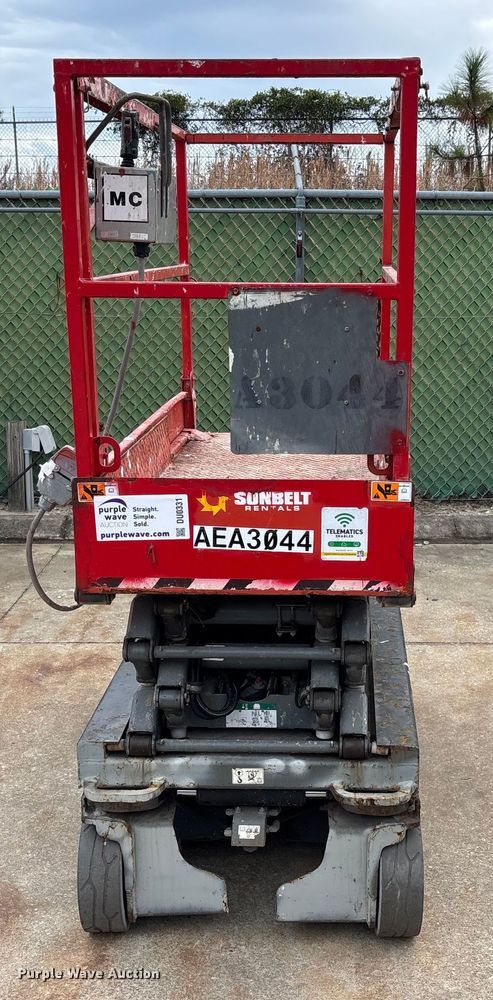 image for item DU0331 2017 SkyJack SJIII 3219 scissor lift