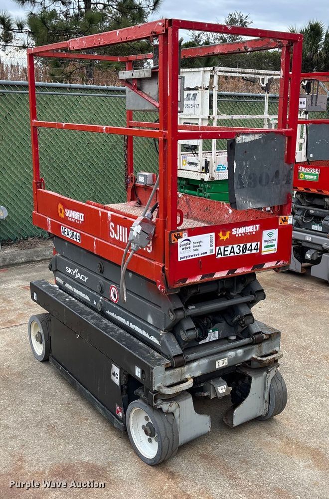 image for item DU0331 2017 SkyJack SJIII 3219 scissor lift