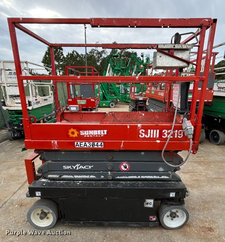 image for item DU0331 2017 SkyJack SJIII 3219 scissor lift