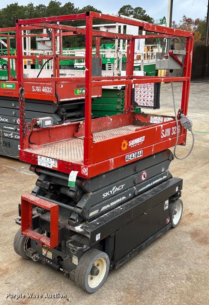 image for item DU0331 2017 SkyJack SJIII 3219 scissor lift