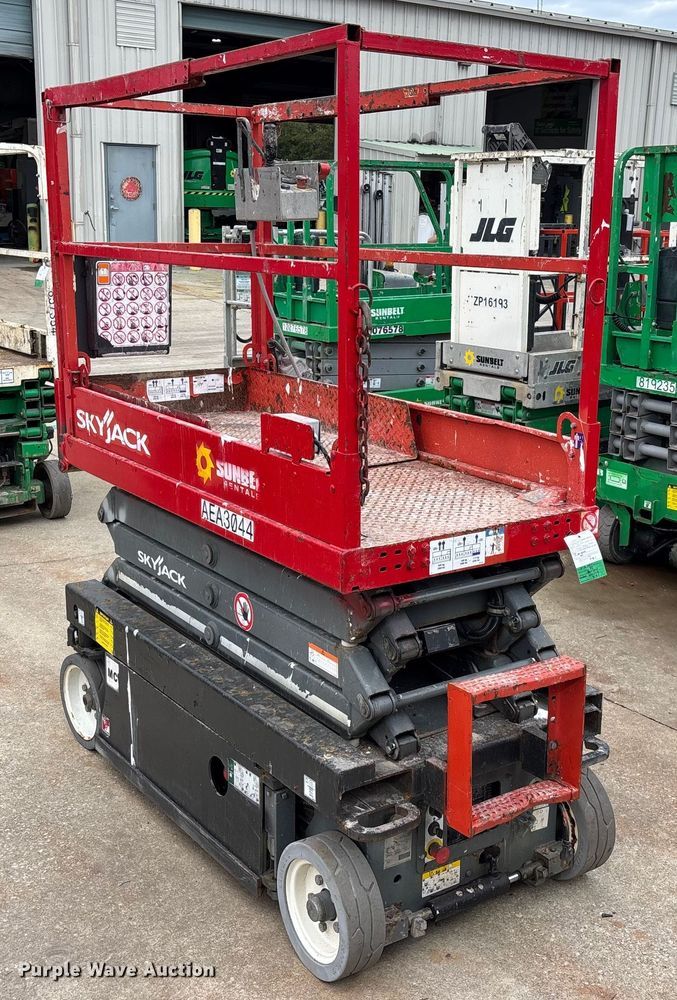image for item DU0331 2017 SkyJack SJIII 3219 scissor lift