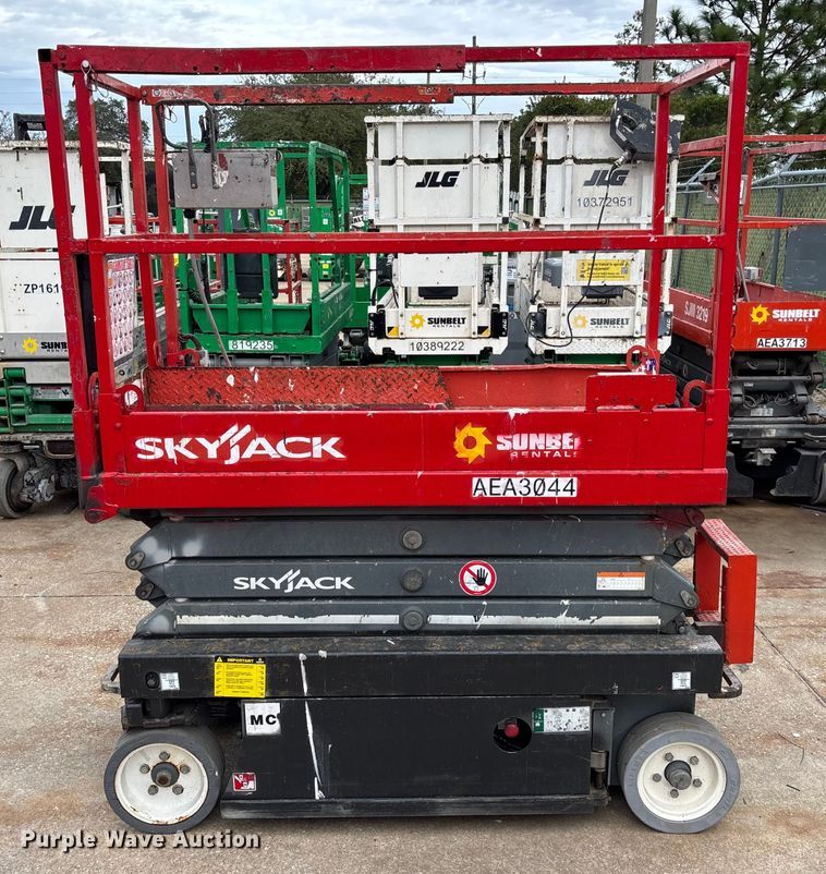 image for item DU0331 2017 SkyJack SJIII 3219 scissor lift
