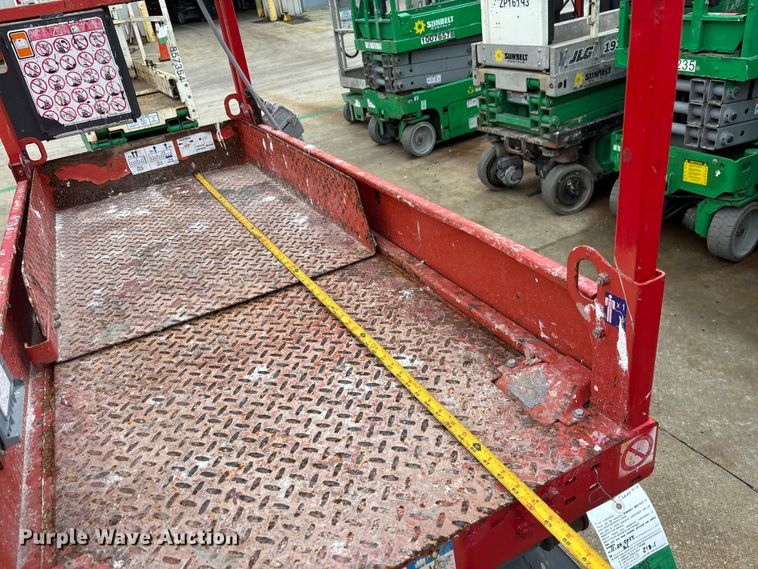image for item DU0331 2017 SkyJack SJIII 3219 scissor lift