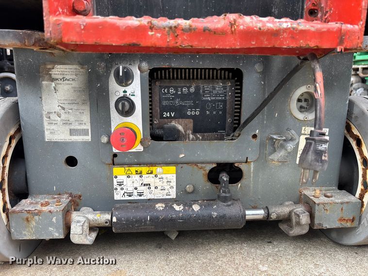 image for item DU0331 2017 SkyJack SJIII 3219 scissor lift